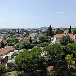 בית נופש Stunning Views Large Balcony With Pool