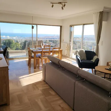 בית נופש Stunning Views Large Balcony With Pool