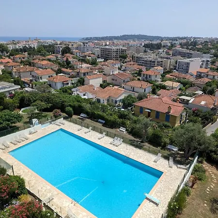 בית נופש Stunning Views Large Balcony With Pool